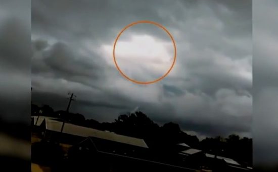 Човек, който се разхожда в облаците, бе заснет в Алабама (видео)