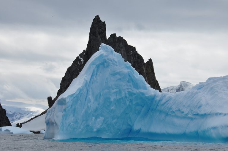 Антарктида: Под ледовете се показа мистериозен идеален диск!
