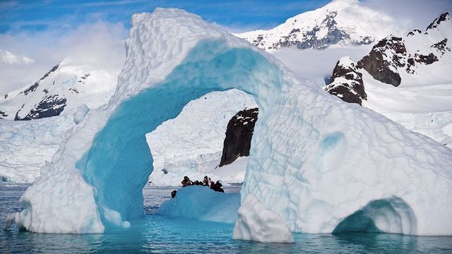 В  Антарктида е заснета огромна загадъчна база (видео)