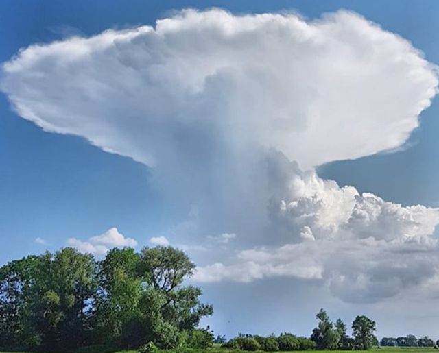 Мистериозни облаци, приличащи на атомни взривове се появиха над Полша (галерия)