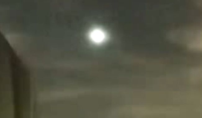 Голям НЛО навлезе в земната атмосфера над Ню Мексико (видео)