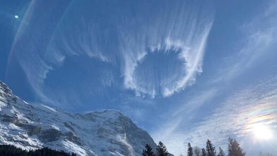 Странни кръгли облаци се появиха над швейцарските Алпи