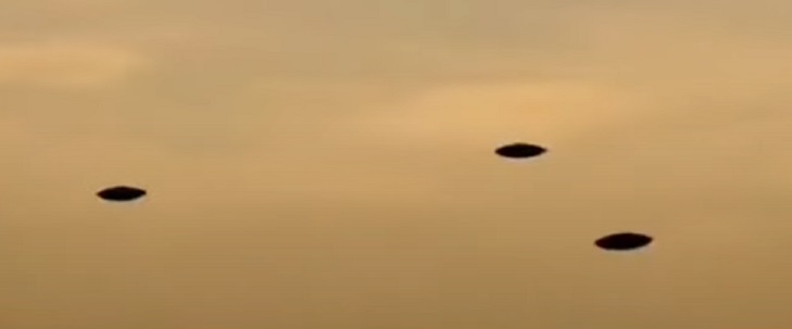 Невиждана скорост и класическа форма: Очевидци заснеха НЛО над Невада (видео)